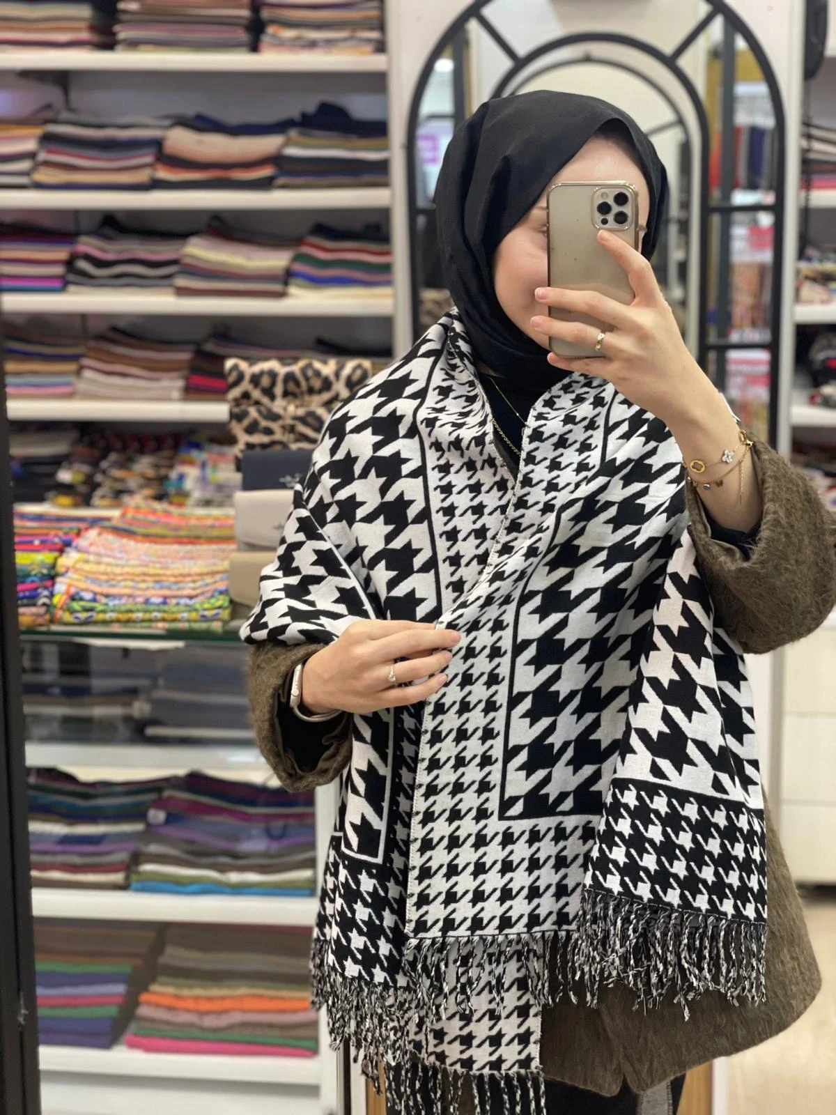 Beyaz Sima Kazayağı Omuz Şalı