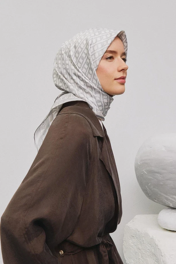 83 Armine Sura İpek Eşarp 9301D