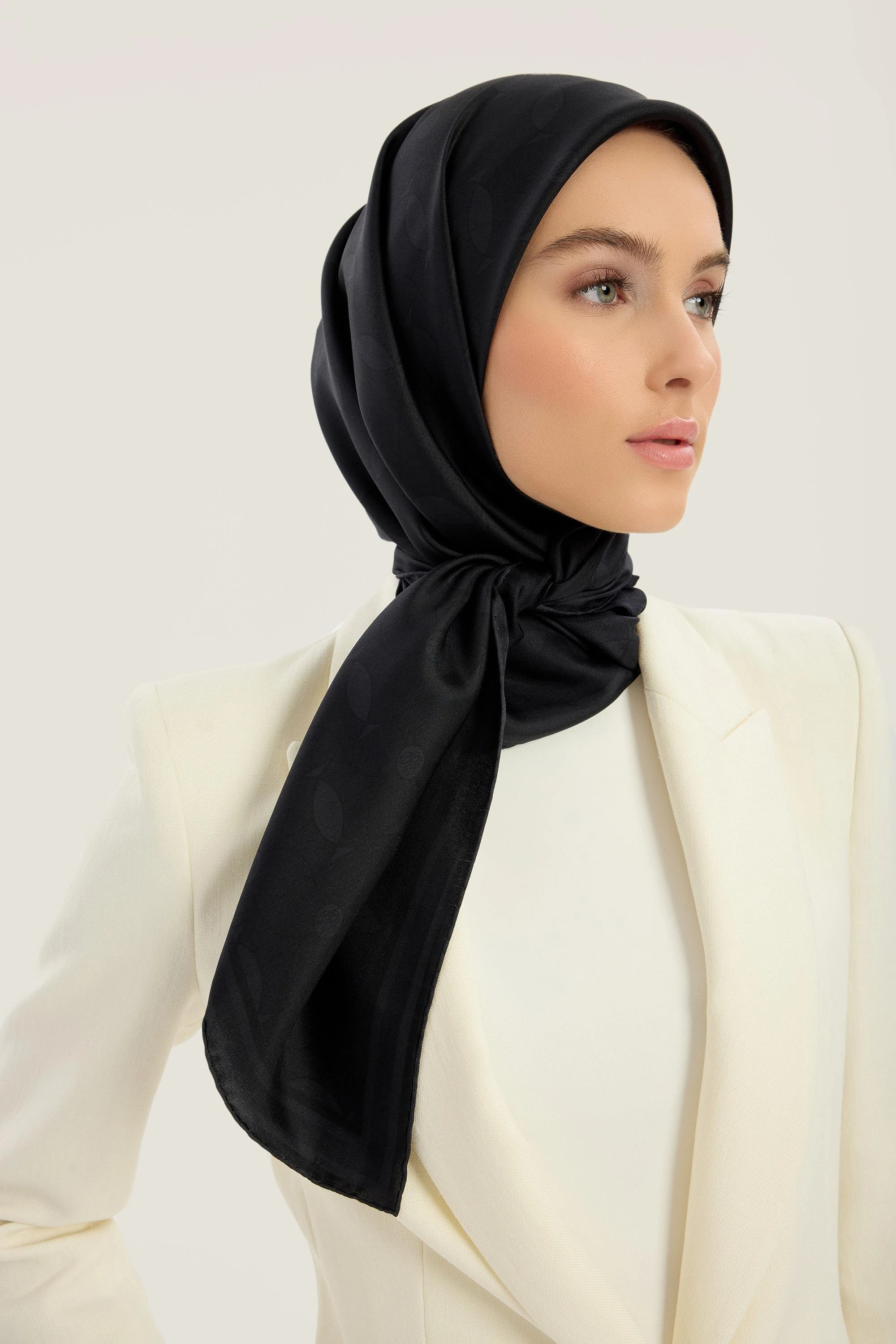 SİYAH Maisa Zerre Twill İpek Eşarp