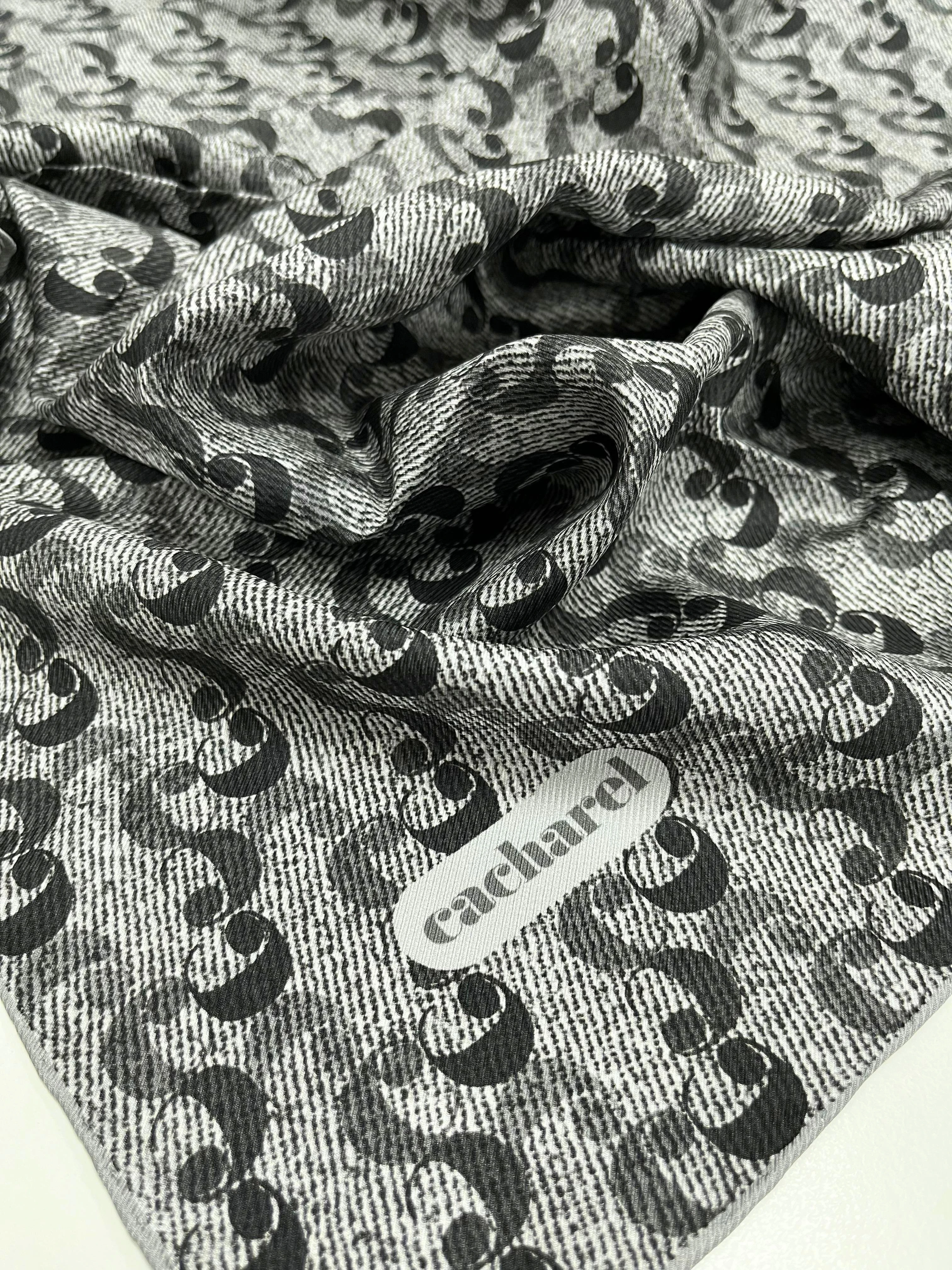 972 Cacharel Twill İpek Eşarp 9005313