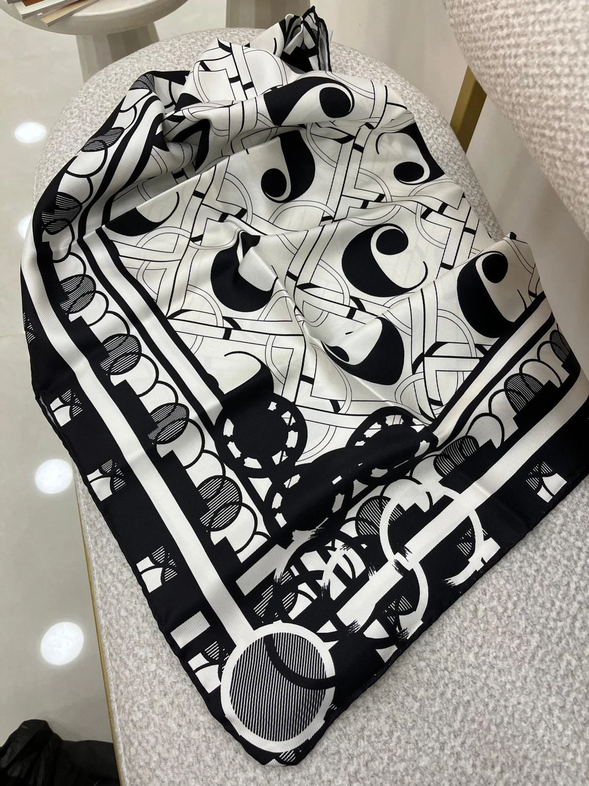 911 Cacharel Twill İpek Eşarp 8797313