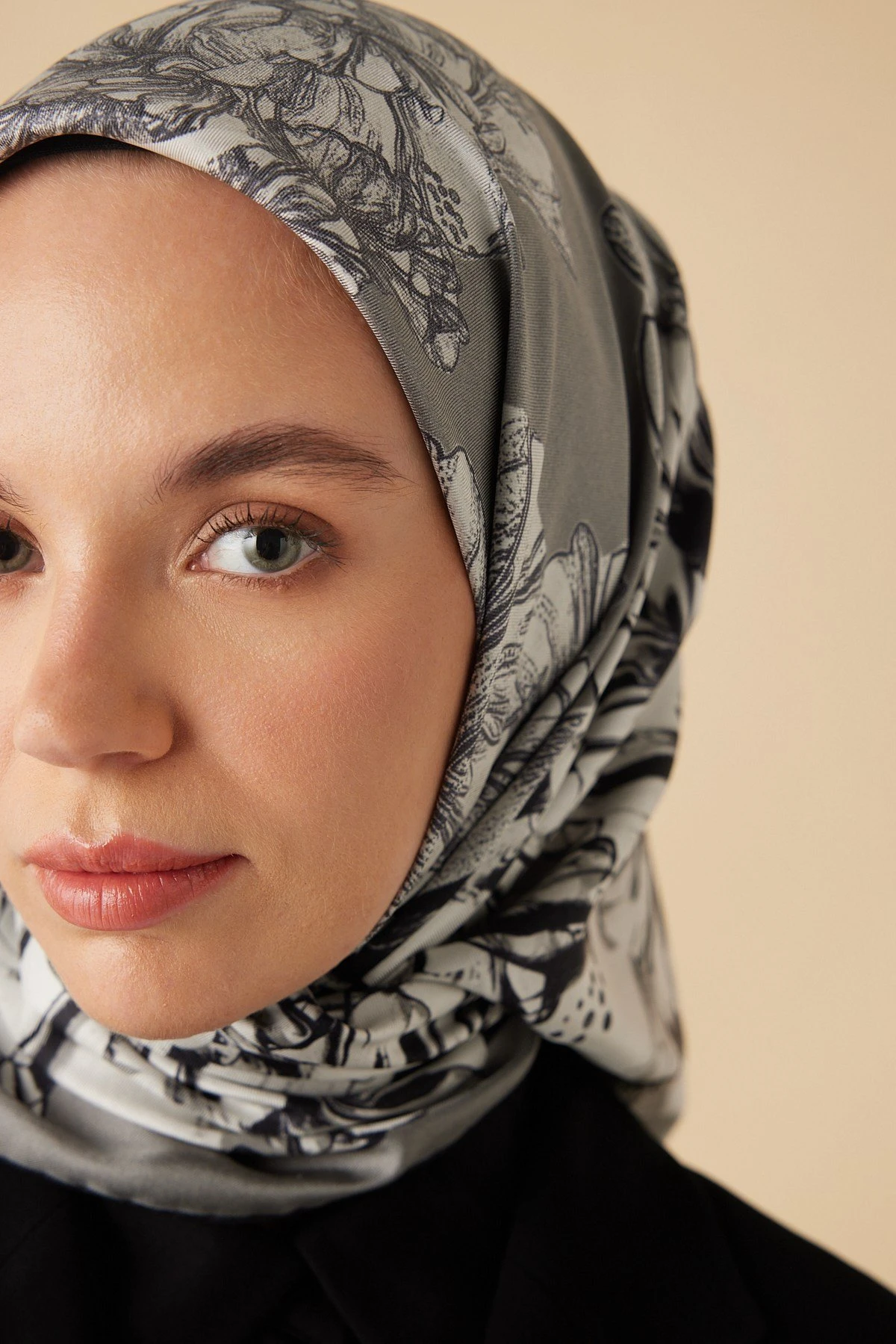 GRİ Maisa Neşve Twill İpek Eşarp